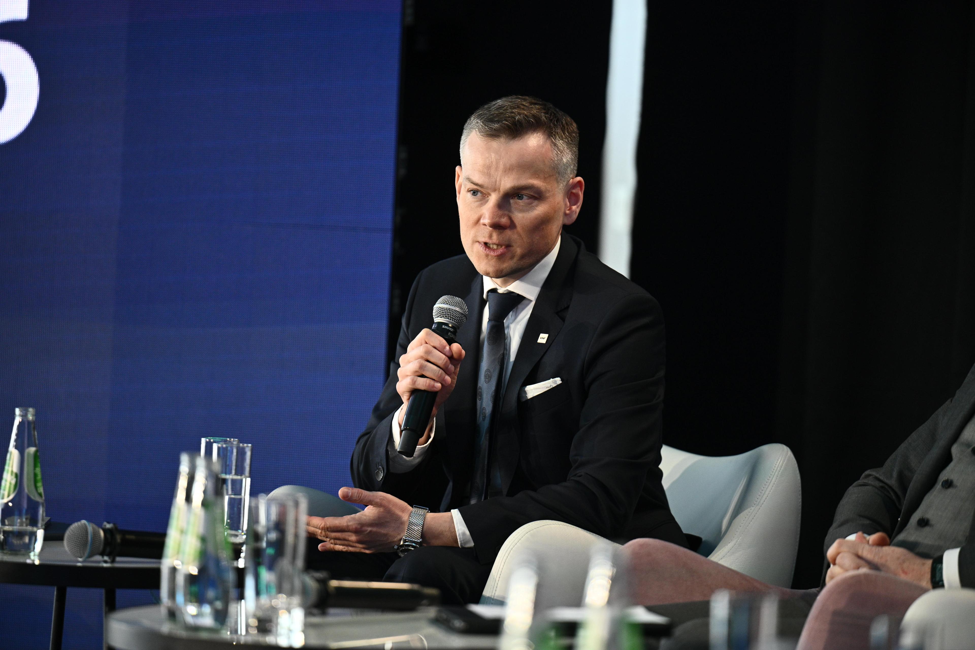 Jacek Jastrzębski podczas panelu w ramach KRK IDM