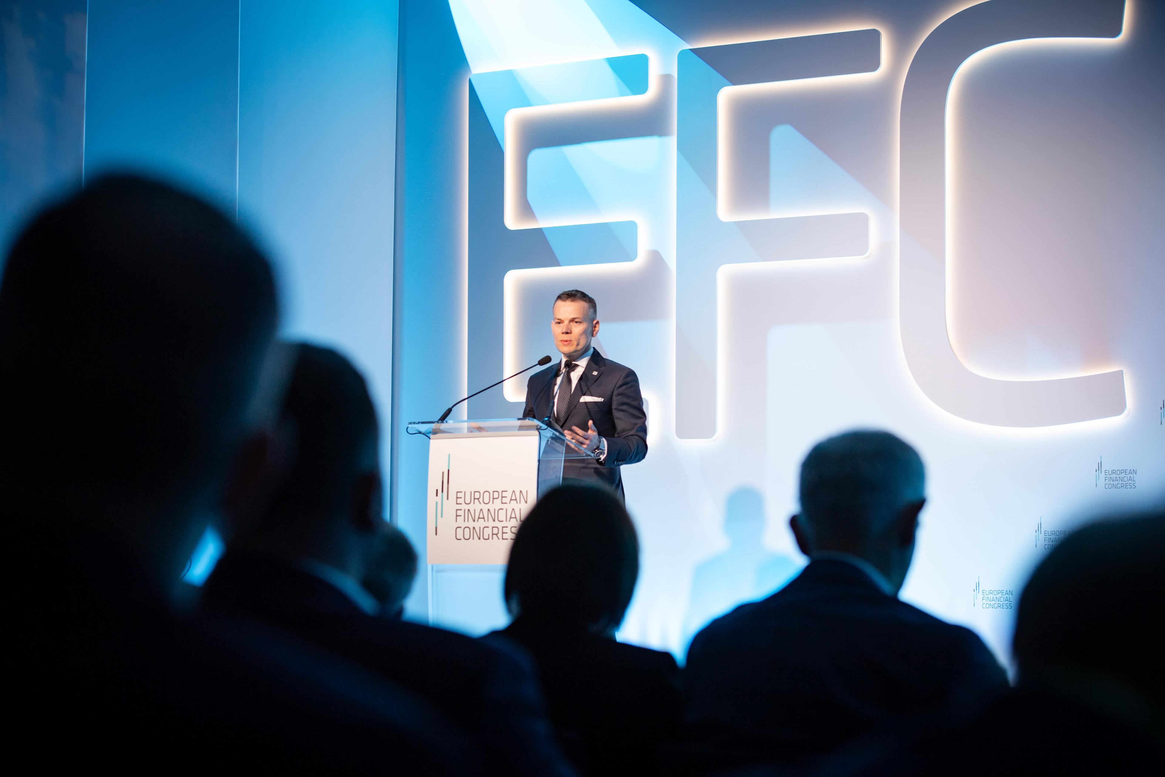Jacek Jastrzębski and view of auditorium