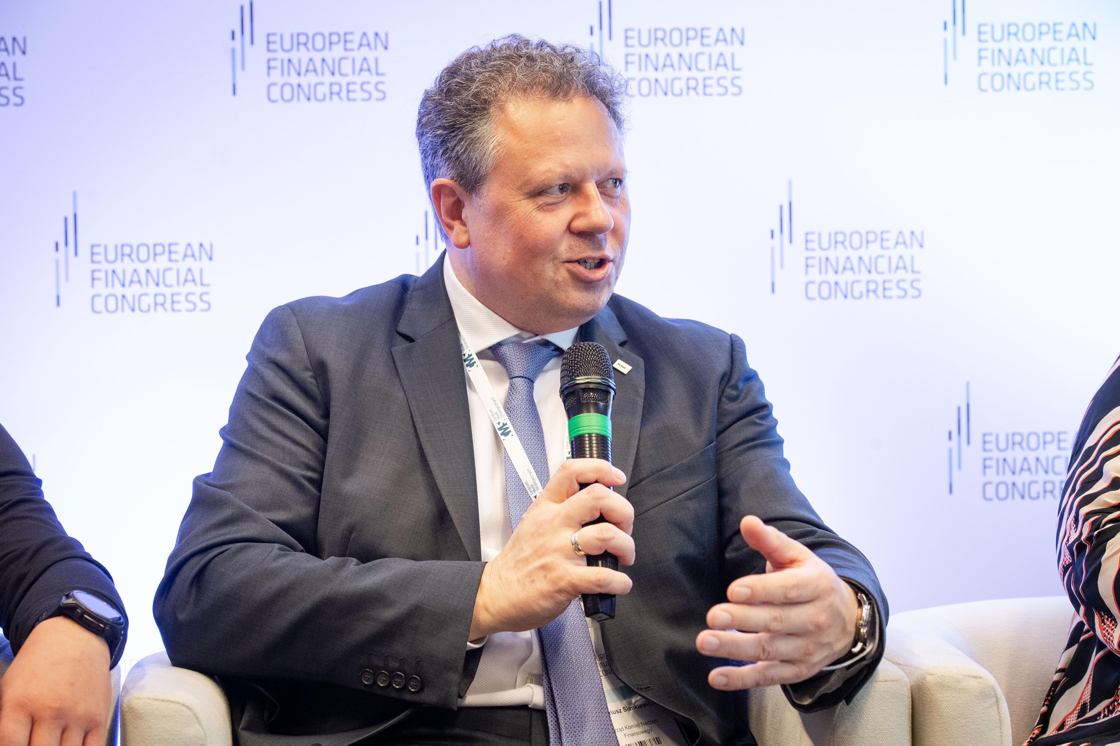 Mariusz Sienkiewicz with microphone