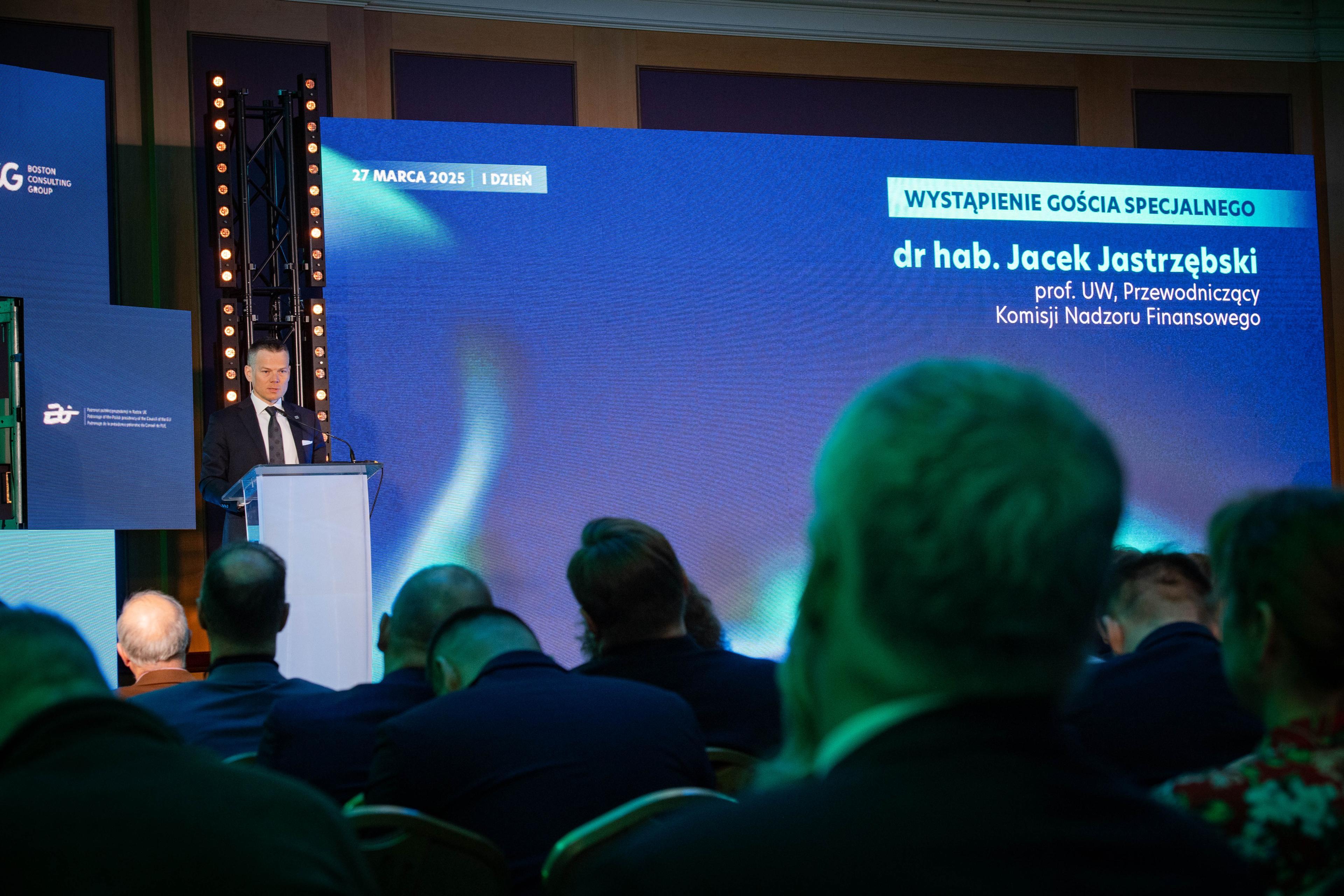 another photo of Jacek Jastrzębski on stage