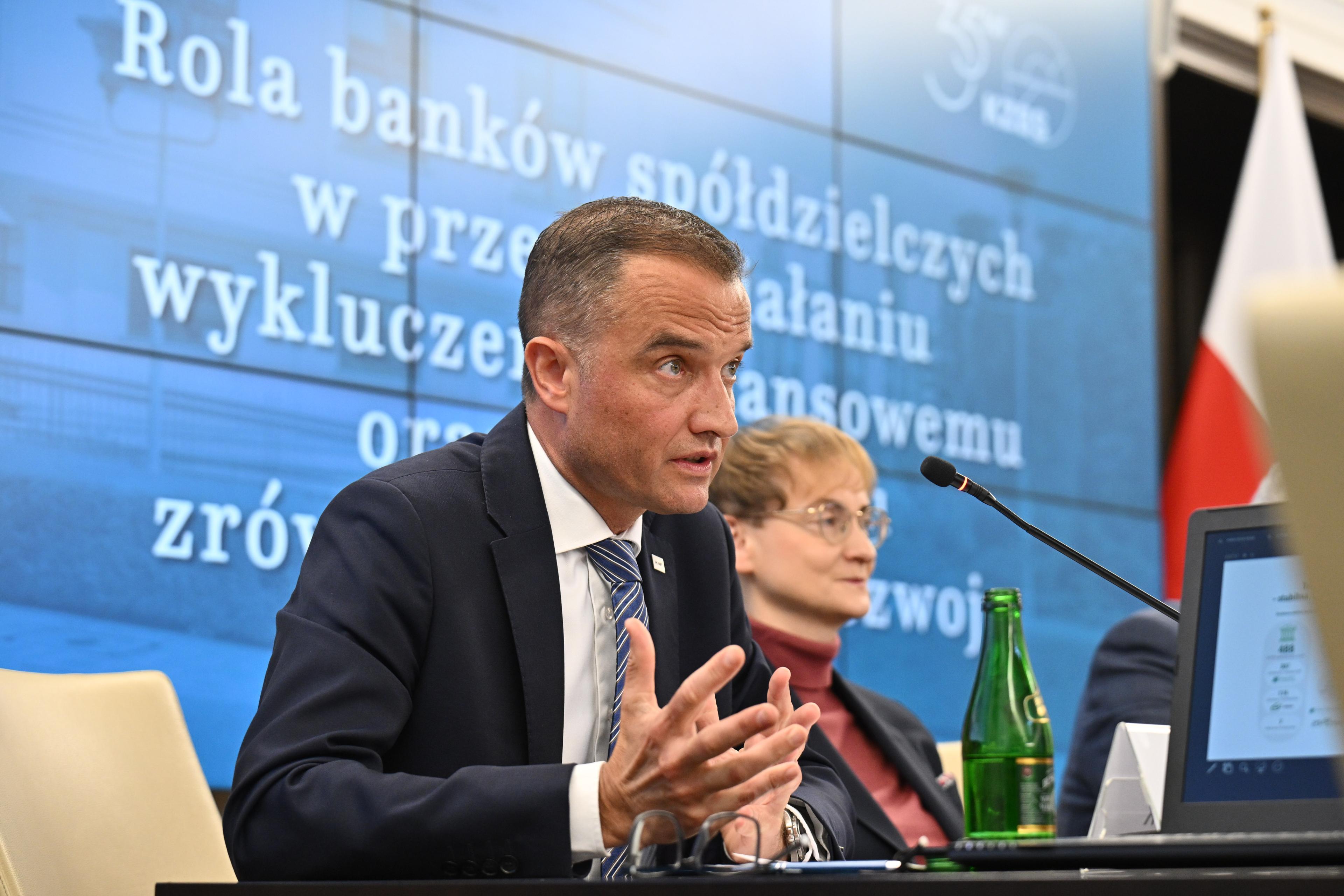 photo of Marcin Mikołajczyk during debate