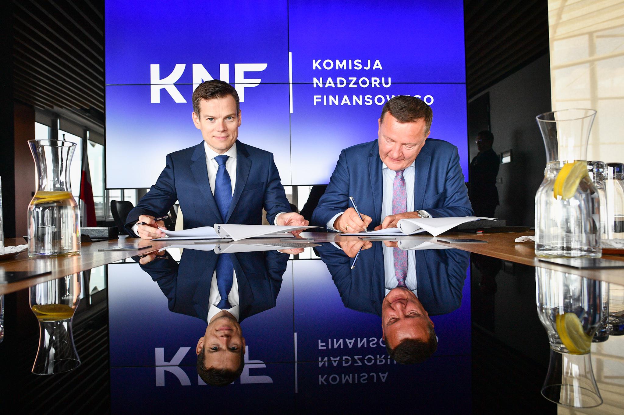 Zdjęcie z podpisania porozumienia pomiędzy Krajowa Izba Rozliczeniowa oraz Urząd Komisji Nadzoru Finansowego