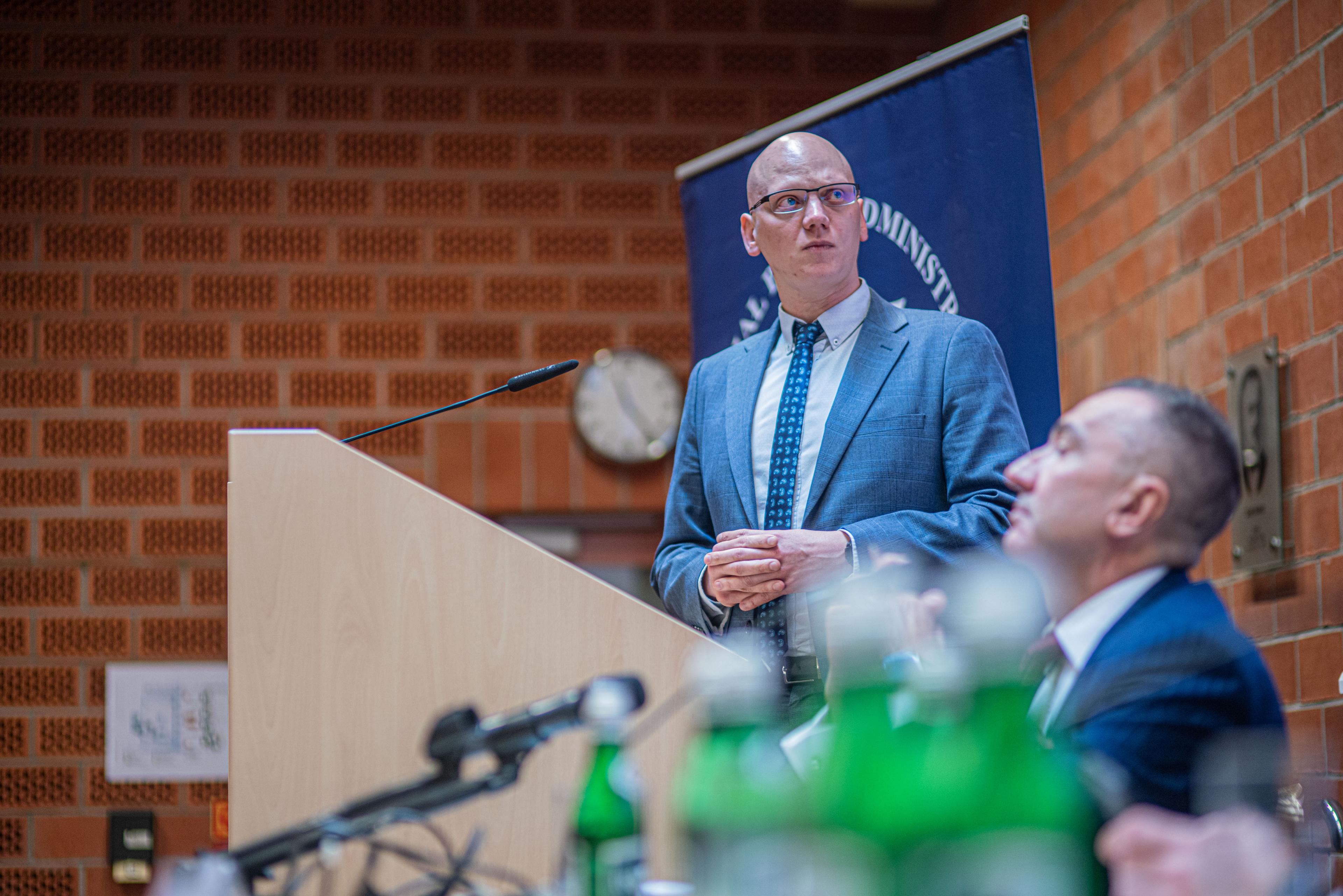 Emil_Radziszewski_i_Piotr_Brudnicki_podczas_wspolnej_konferencji_UW_UKNF_RPO_RF