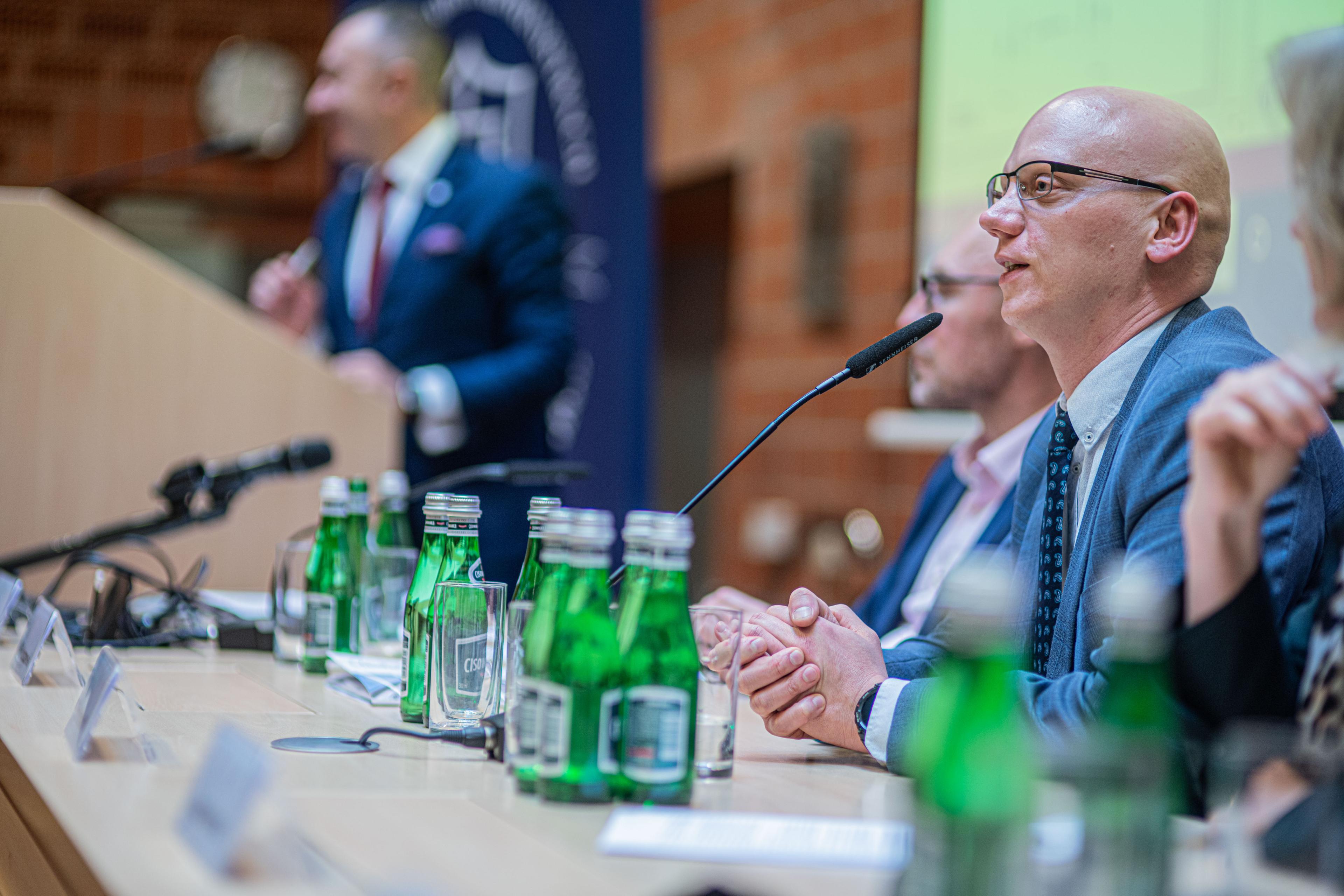 Emil_Radziszewski_i_Piotr_Brudnicki_wystapili_na_wspolnej_konferencji_UW-UKNF-RPO-RF