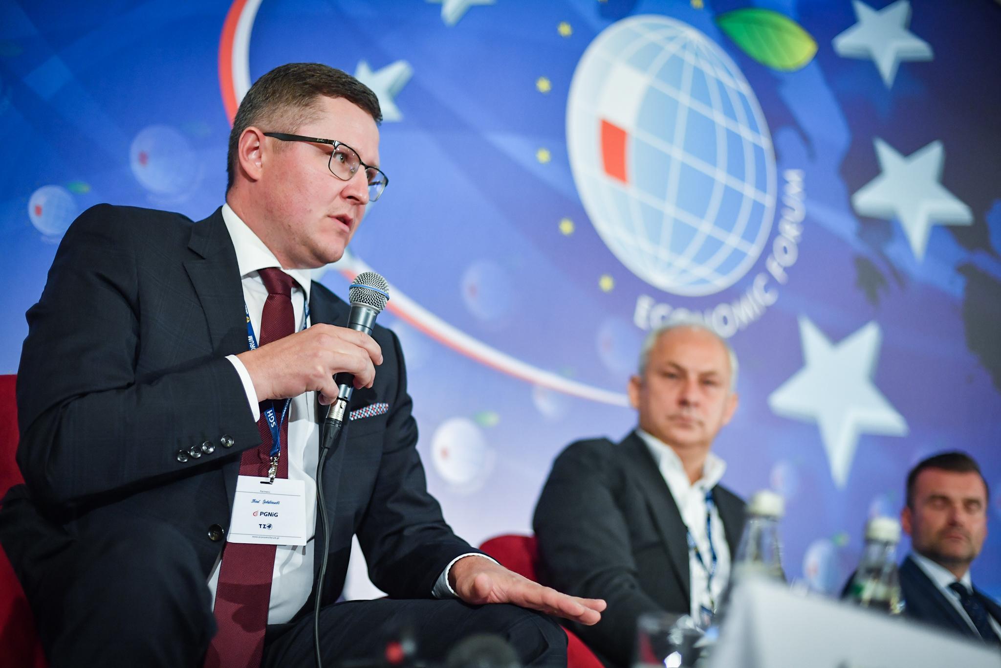 Kamil_Mroczka_Dyrektor Generalny_w_UKNF_podczas_panelu_na_XXX_Forum_Ekonomicznym_w_Karpaczu