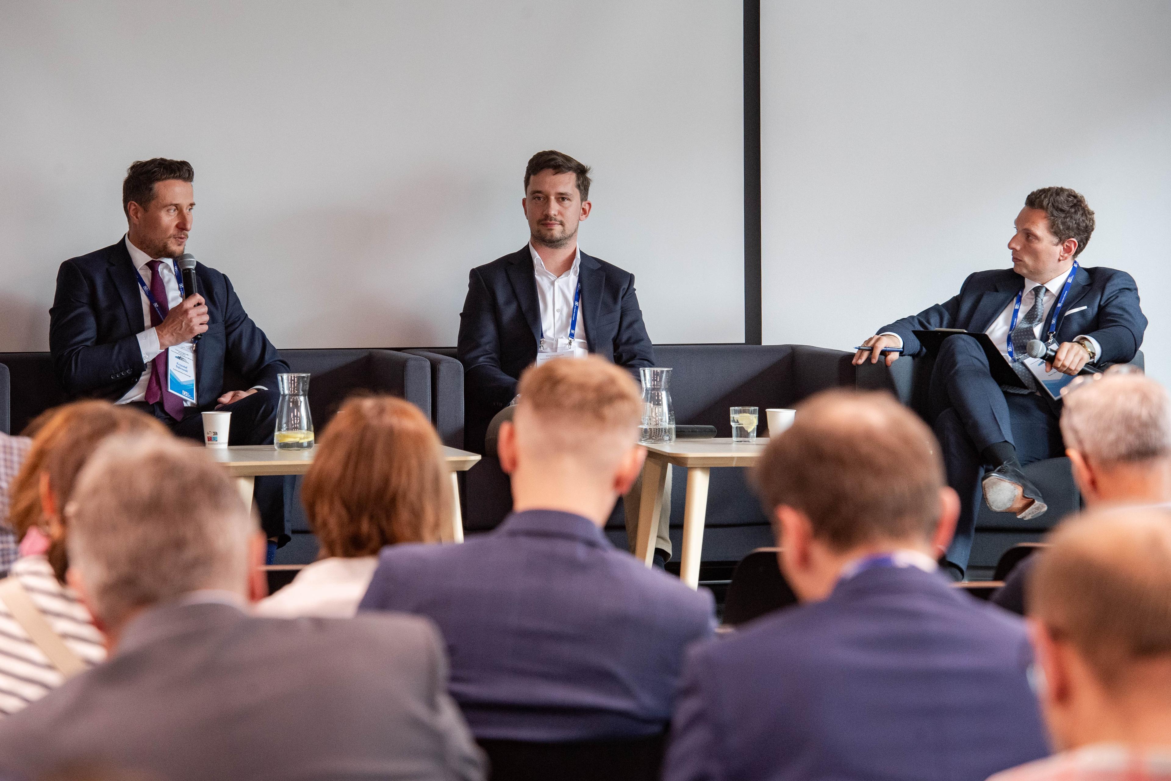 Krzysztof Dąbrowski podczas panelu na konferencji IDM