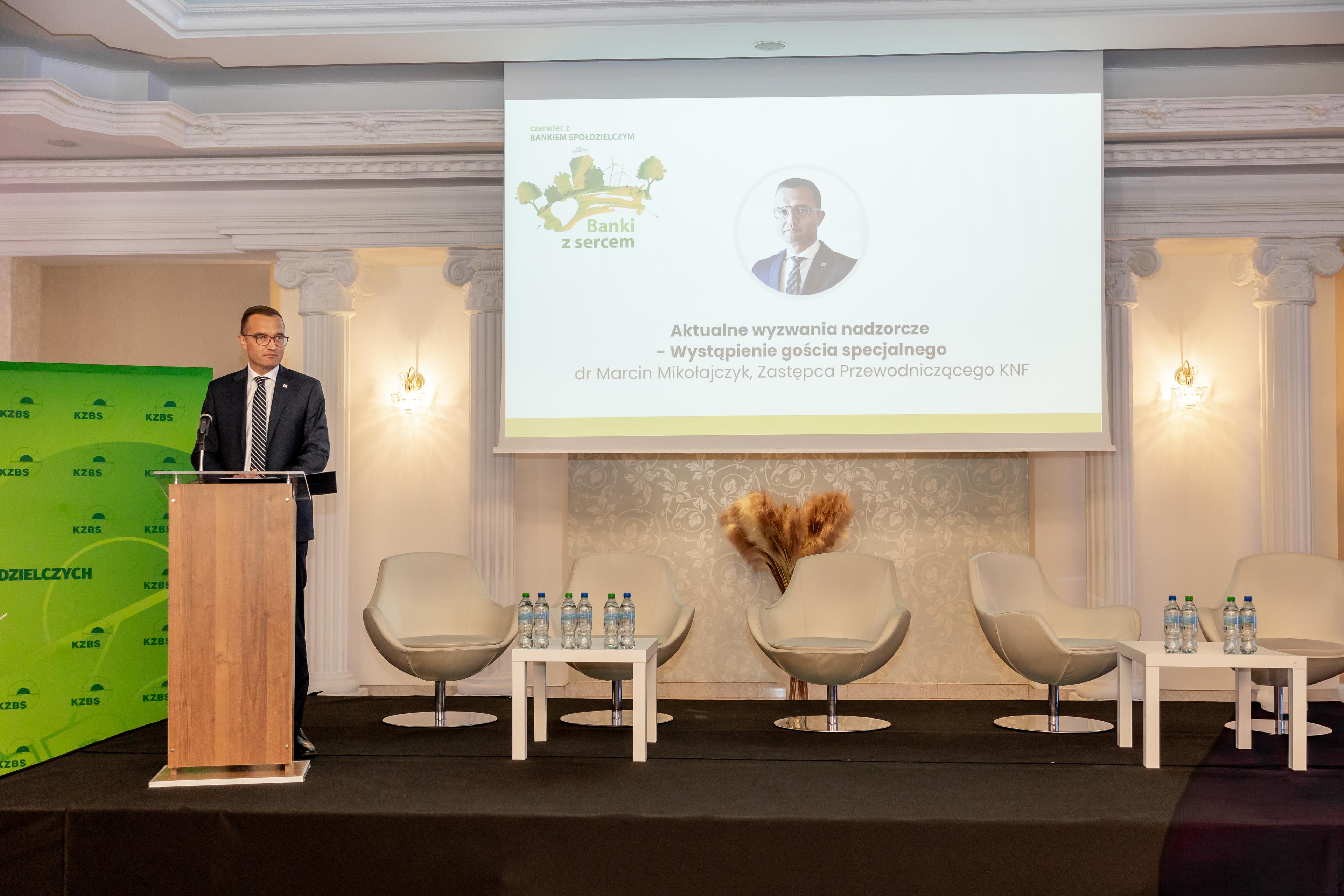 Marcin Mikołajczyk podczas konferencji KZBS