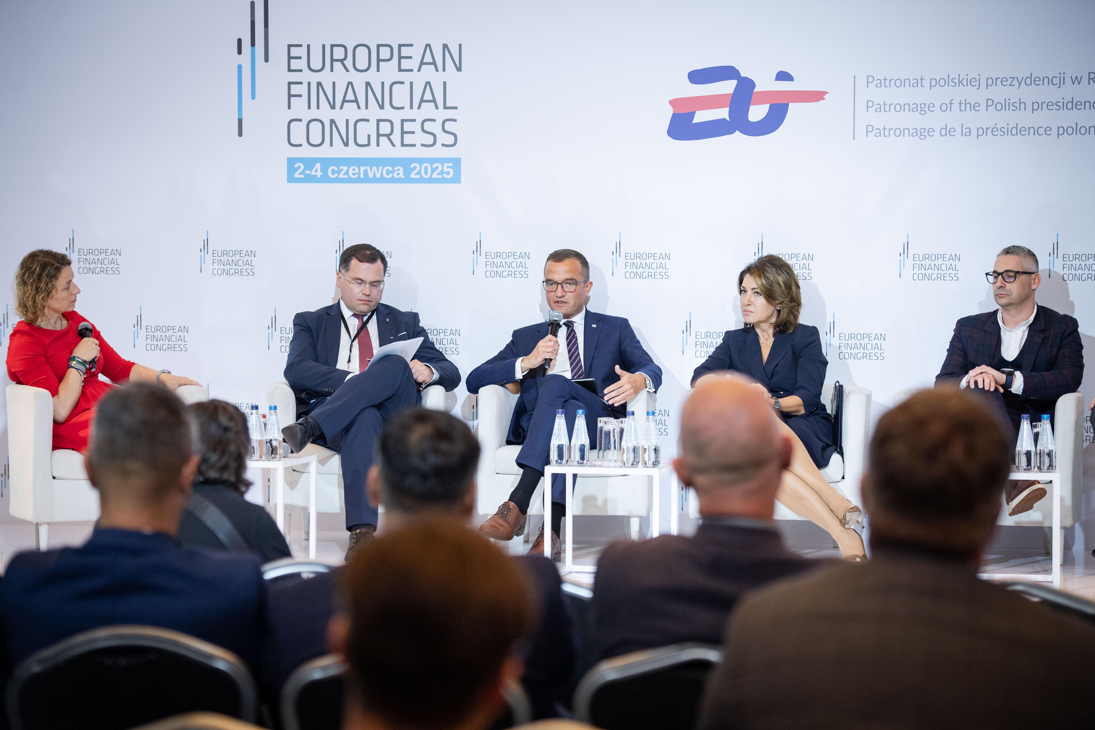 Marcin Mikołajczyk podczas EKF w panelu o ochronie sektora finansowego