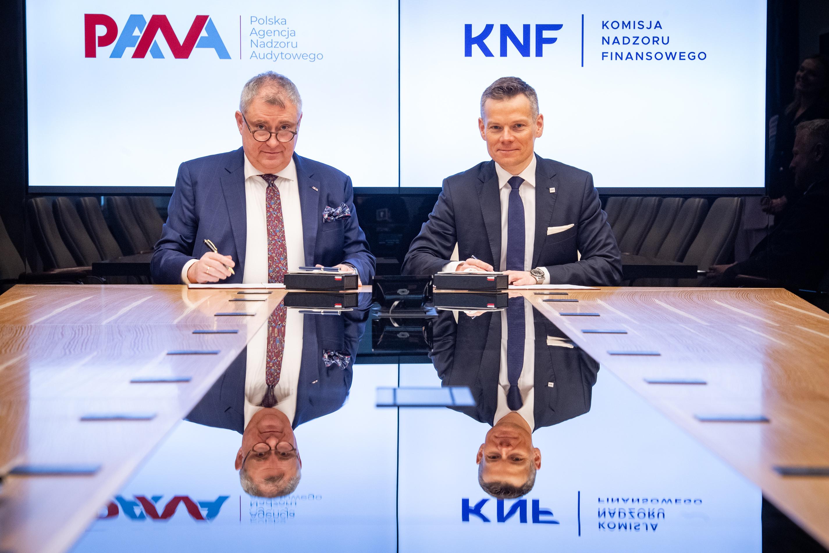 Podpisanie_Porozumienia_pomiędzy_Przewodniczacym_KNF_i_Prezesem_PANA.jpg Podpisanie_Porozumienia_pomiędzy_Przewodniczacym_KNF_i_Prezesem_PANA.jpg