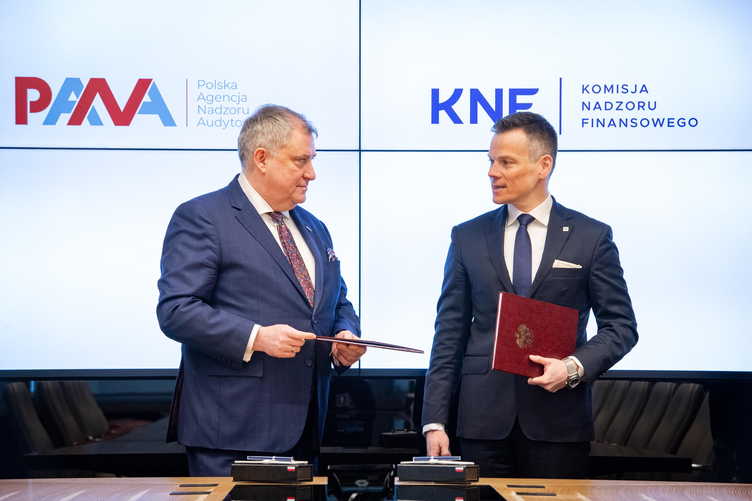 Podpisanie_Porozumienia_pomiedzy_PrzewodniczacymKNF_i_PrezesemPANA.jpg Podpisanie_Porozumienia_pomiedzy_PrzewodniczacymKNF_i_PrezesemPANA.jpg