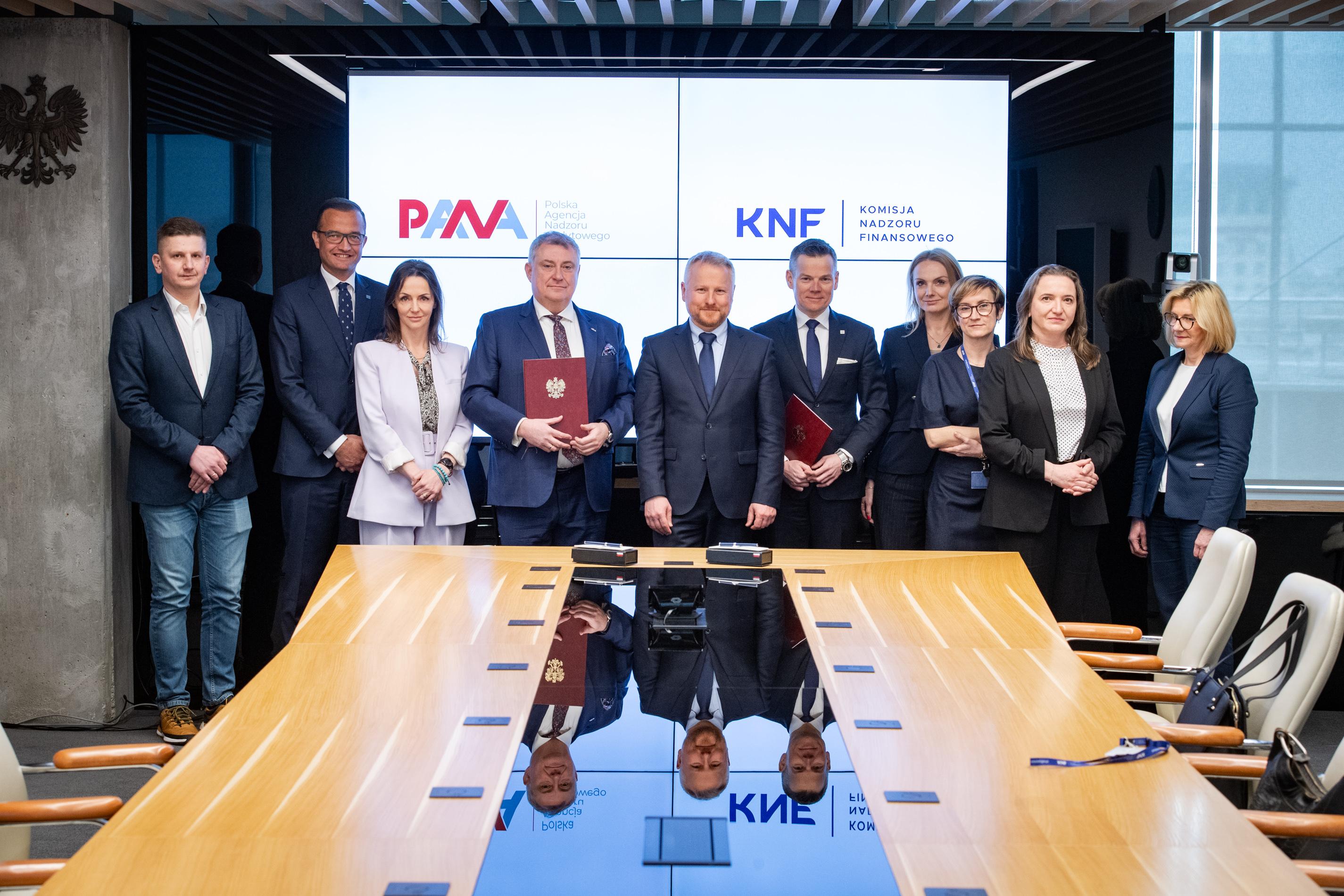 Podpisanie_Porozumienia_pomiedzy_Przewodniczacym_KNF_-i-_Prezesem_PANA.jpg Podpisanie_Porozumienia_pomiedzy_Przewodniczacym_KNF_-i-_Prezesem_PANA.jpg