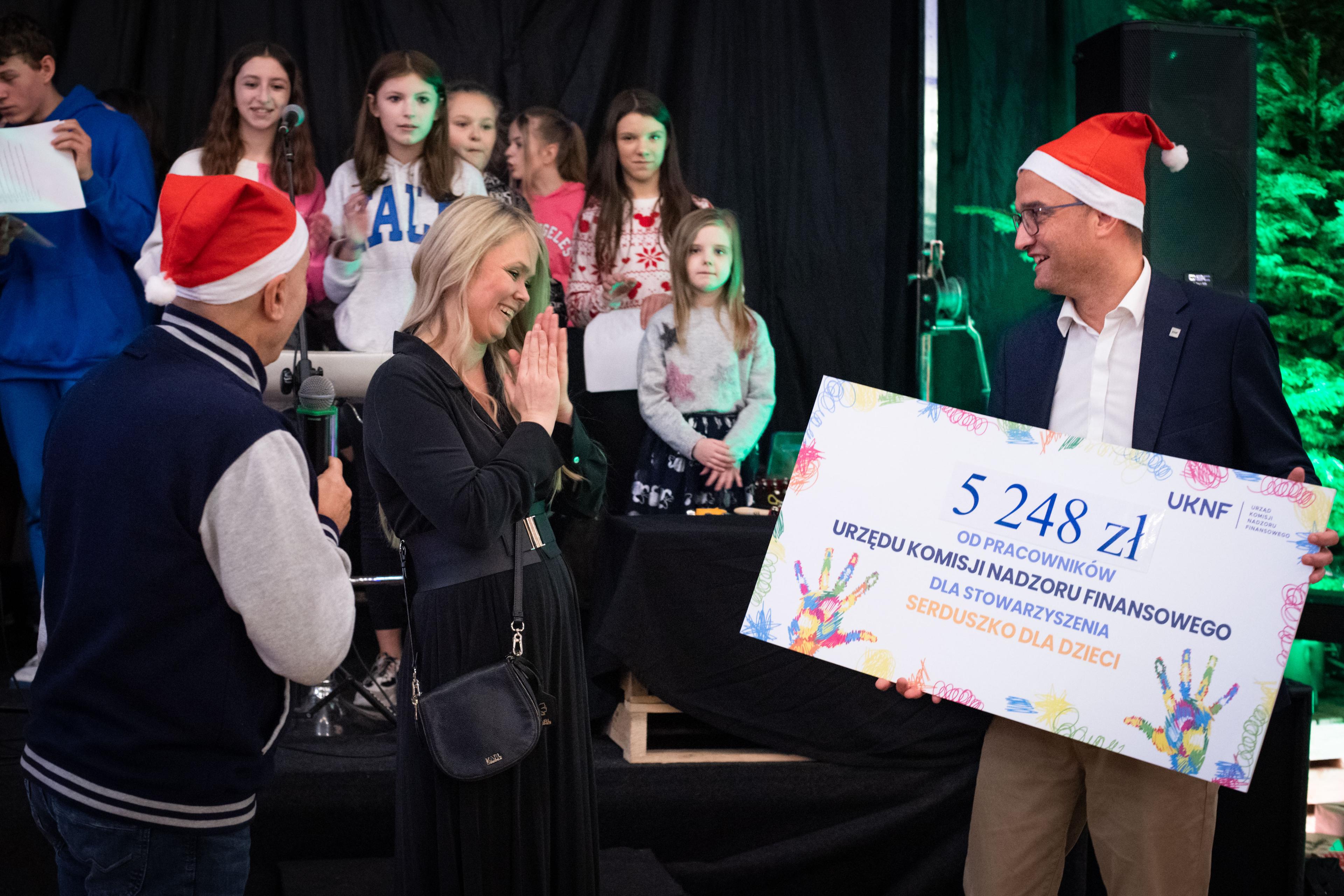 PrzedstawicieleUKNF_na_Wigilii_Stowarzyszenia_Serduszko_dla_Dzieci