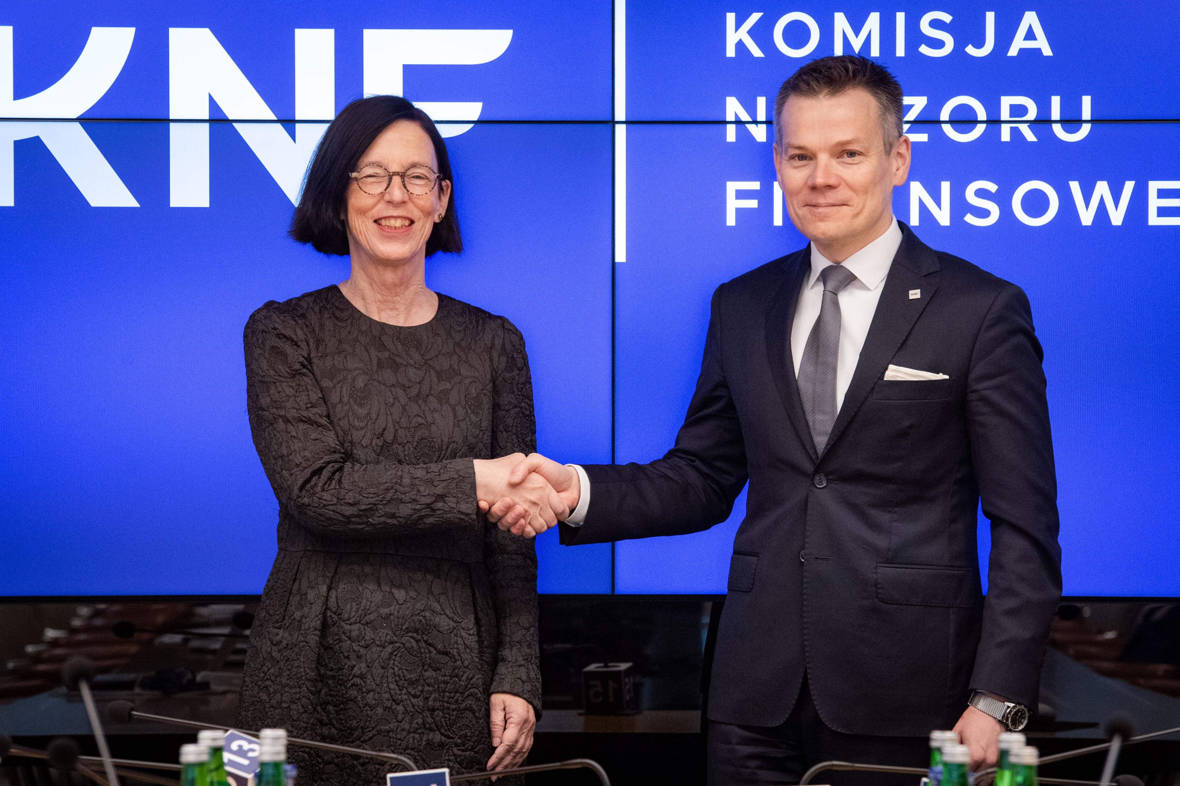 Przewodniczacy_KNF_podczas_spotkania_z_Przewodniczaca_holenderskiego_organu_nadzoru_.jpg Przewodniczacy_KNF_podczas_spotkania_z_Przewodniczaca_holenderskiego_organu_nadzoru_.jpg