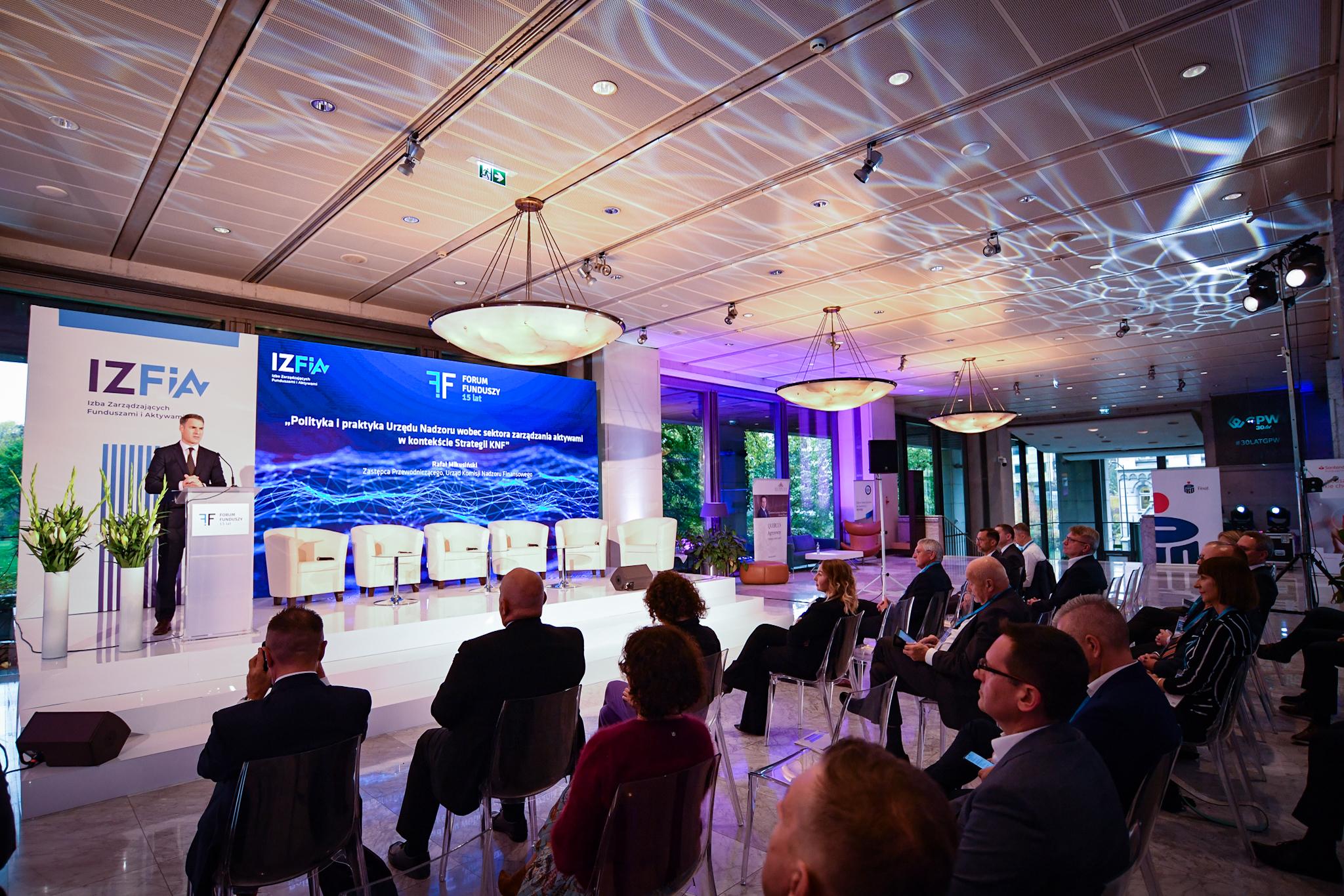 Rafal_Mikusinski-Zastepca_Przewodniczacego_KNF_podczas_otwarcia_XV_Forum_Funduszy_IZFiA