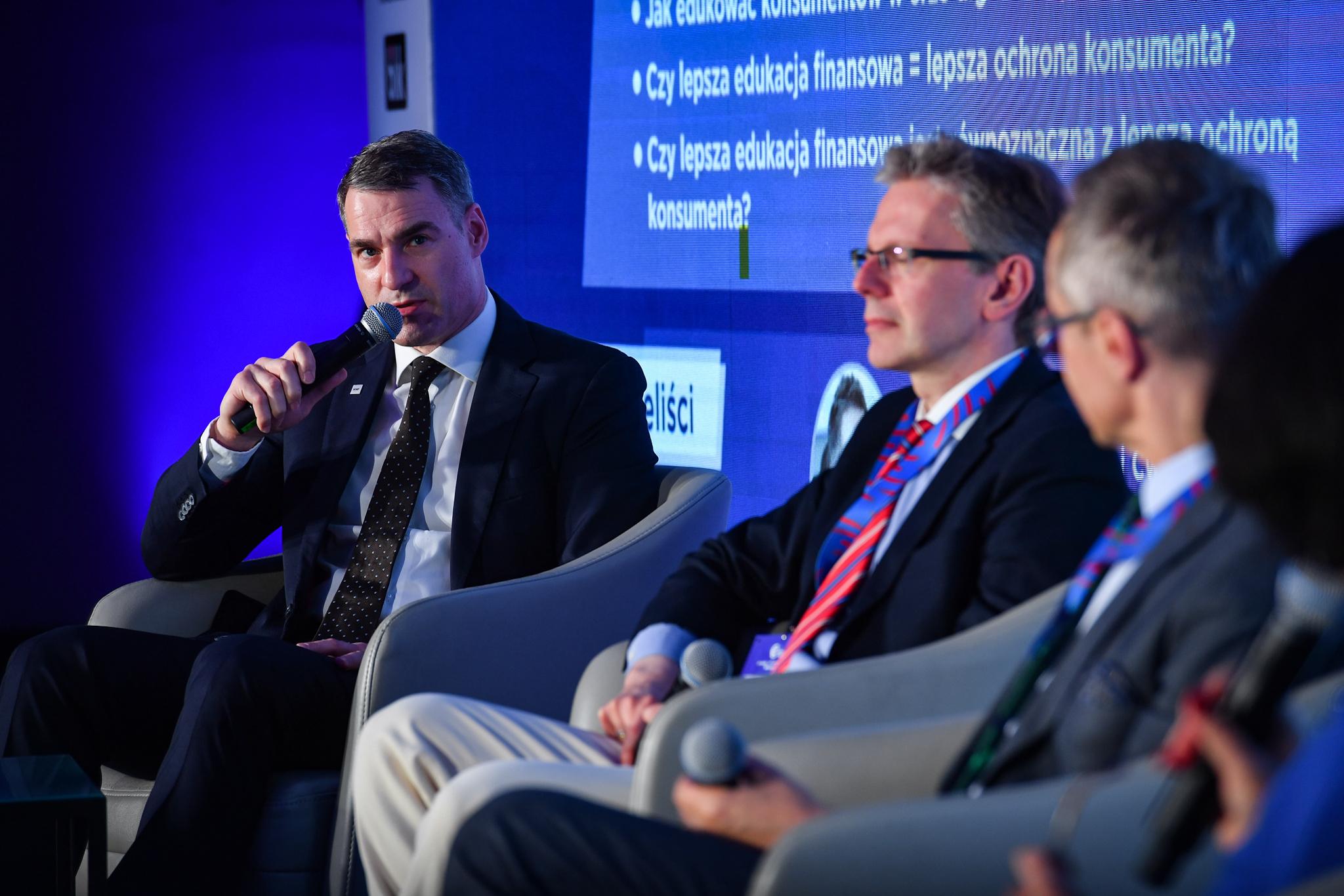 Rafal_Mikusinski_w_panelu_dyskusyjnym_podczas_X-Cashless_Congress