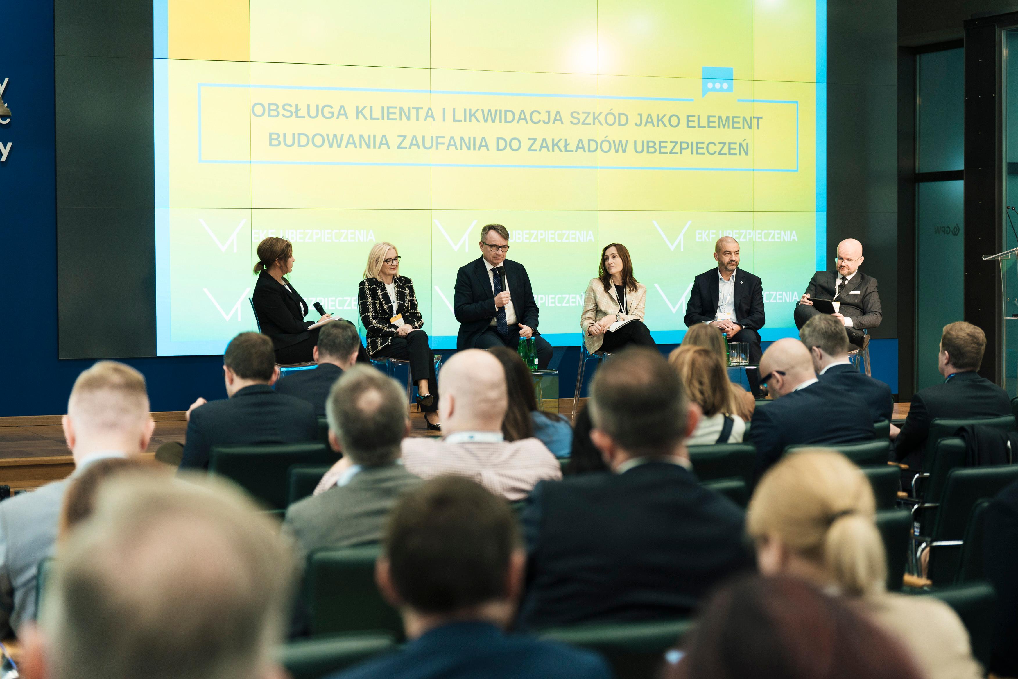 Przedstawiciele UKNF podczas EKF Ubezpieczenia