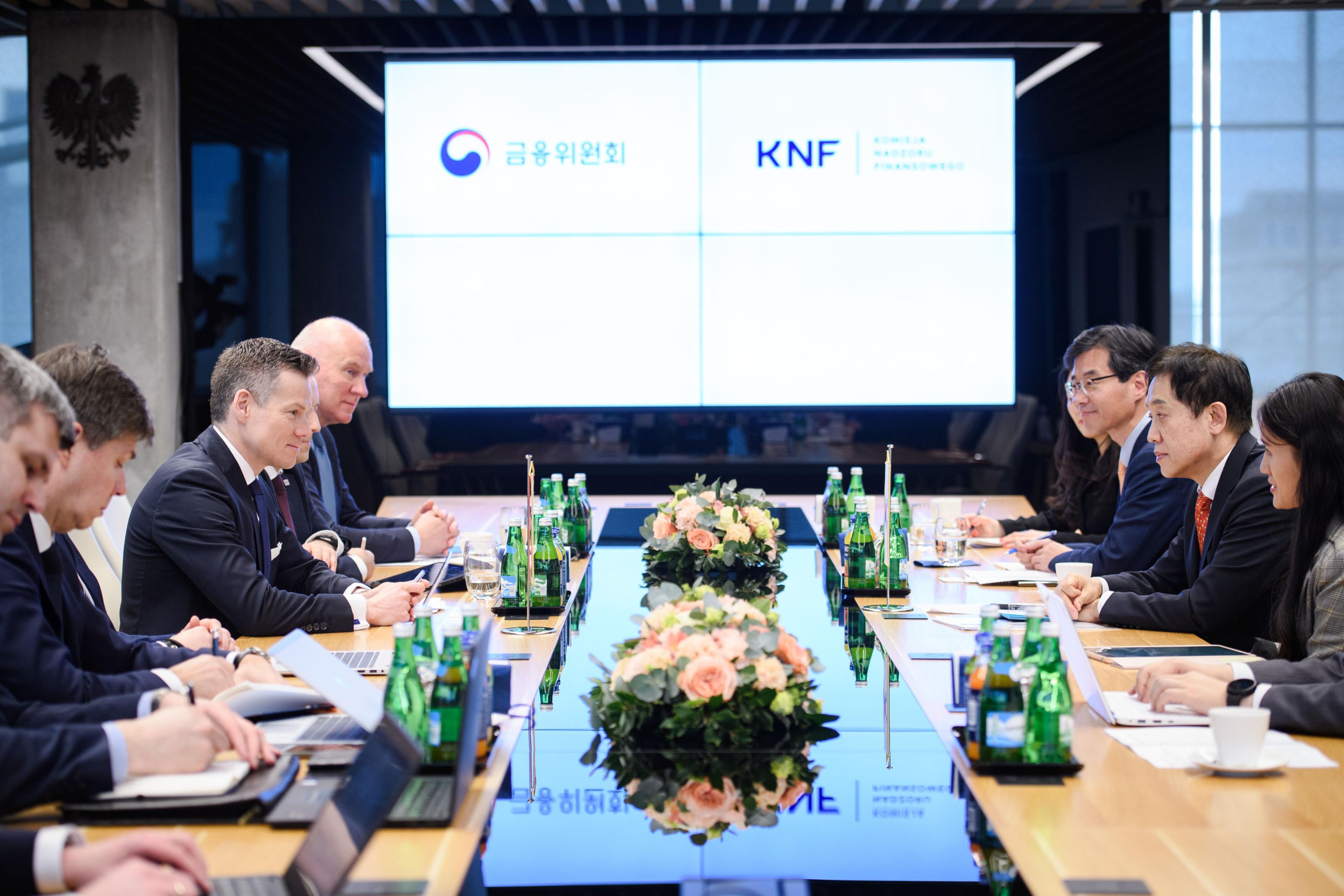 Spotkanie_Przewodniczacego-KNF_z_Przewodniczacym-FSC_Korei.jpg Spotkanie_Przewodniczacego-KNF_z_Przewodniczacym-FSC_Korei.jpg