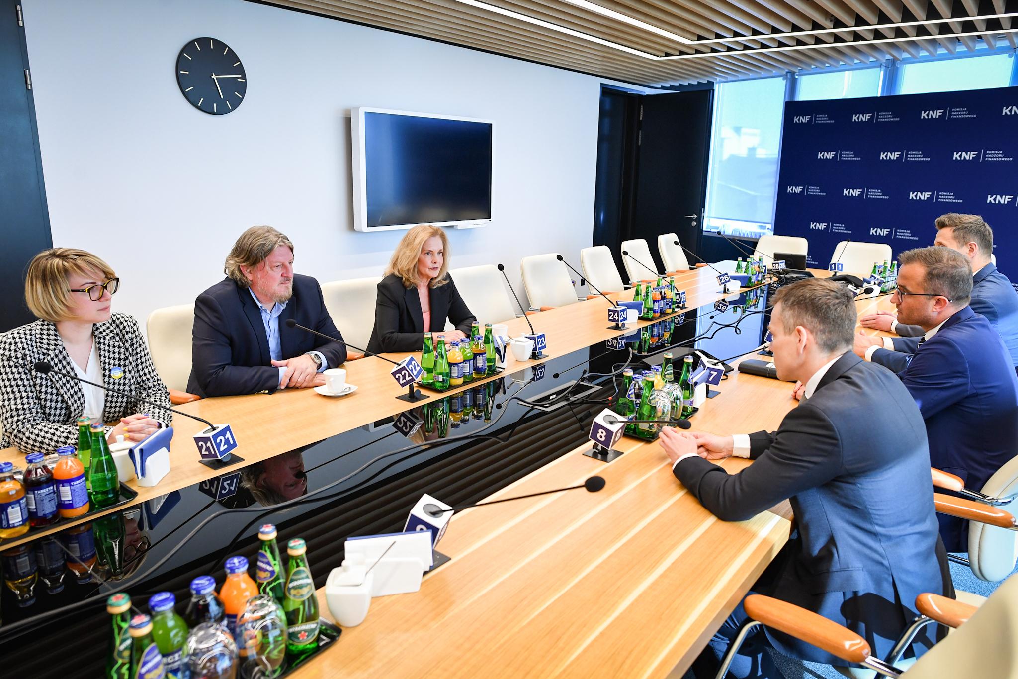 Spotkanie_Przewodniczacego_KNF_z_Przewodniczaca_Rady-Nadzorczej_PrivatBank.jpg Spotkanie_Przewodniczacego_KNF_z_Przewodniczaca_Rady-Nadzorczej_PrivatBank.jpg