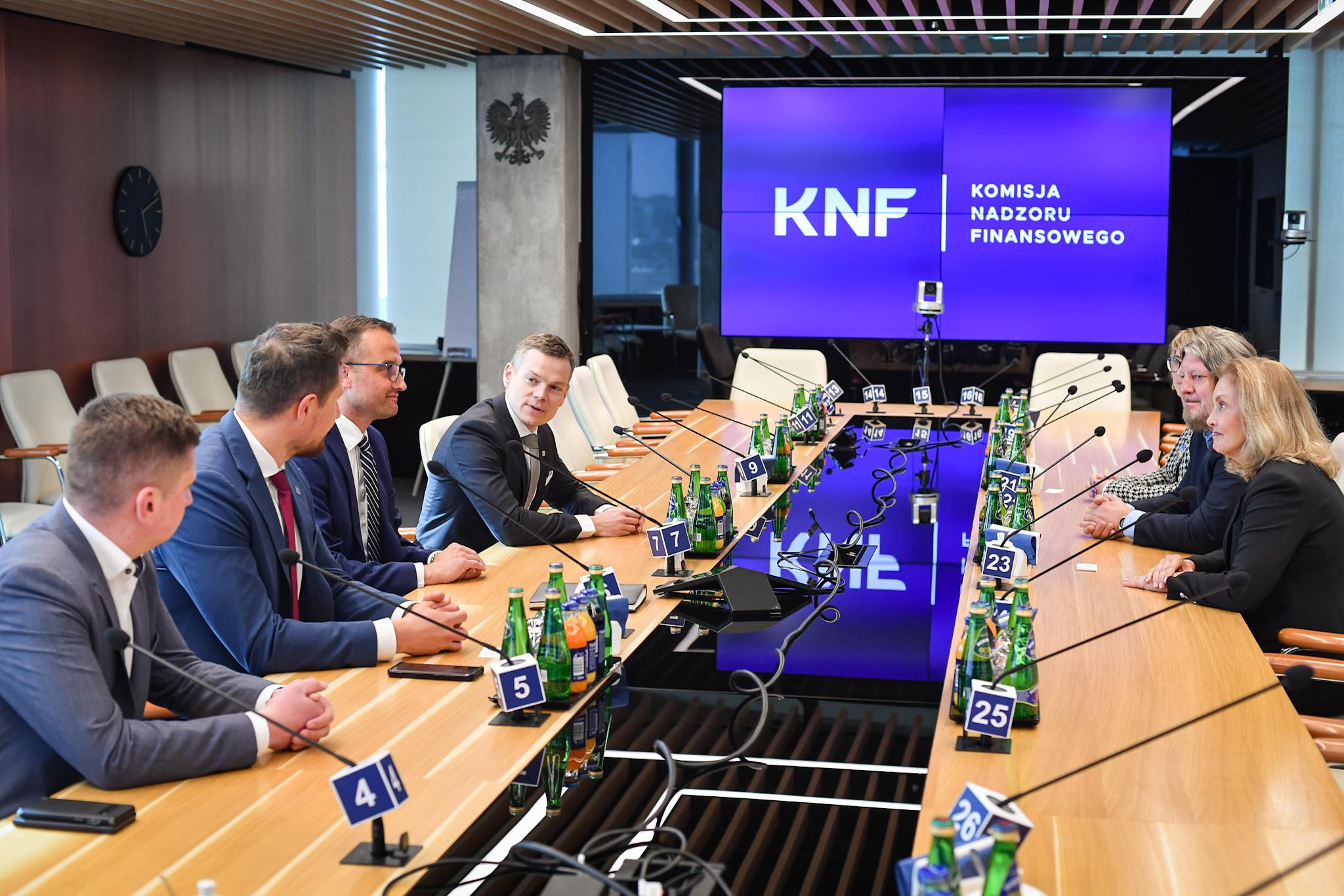 Spotkanie_Przewodniczacego_KNF_z_Przewodniczaca_Rady_Nadzorczej-PrivatBank.jpg Spotkanie_Przewodniczacego_KNF_z_Przewodniczaca_Rady_Nadzorczej-PrivatBank.jpg