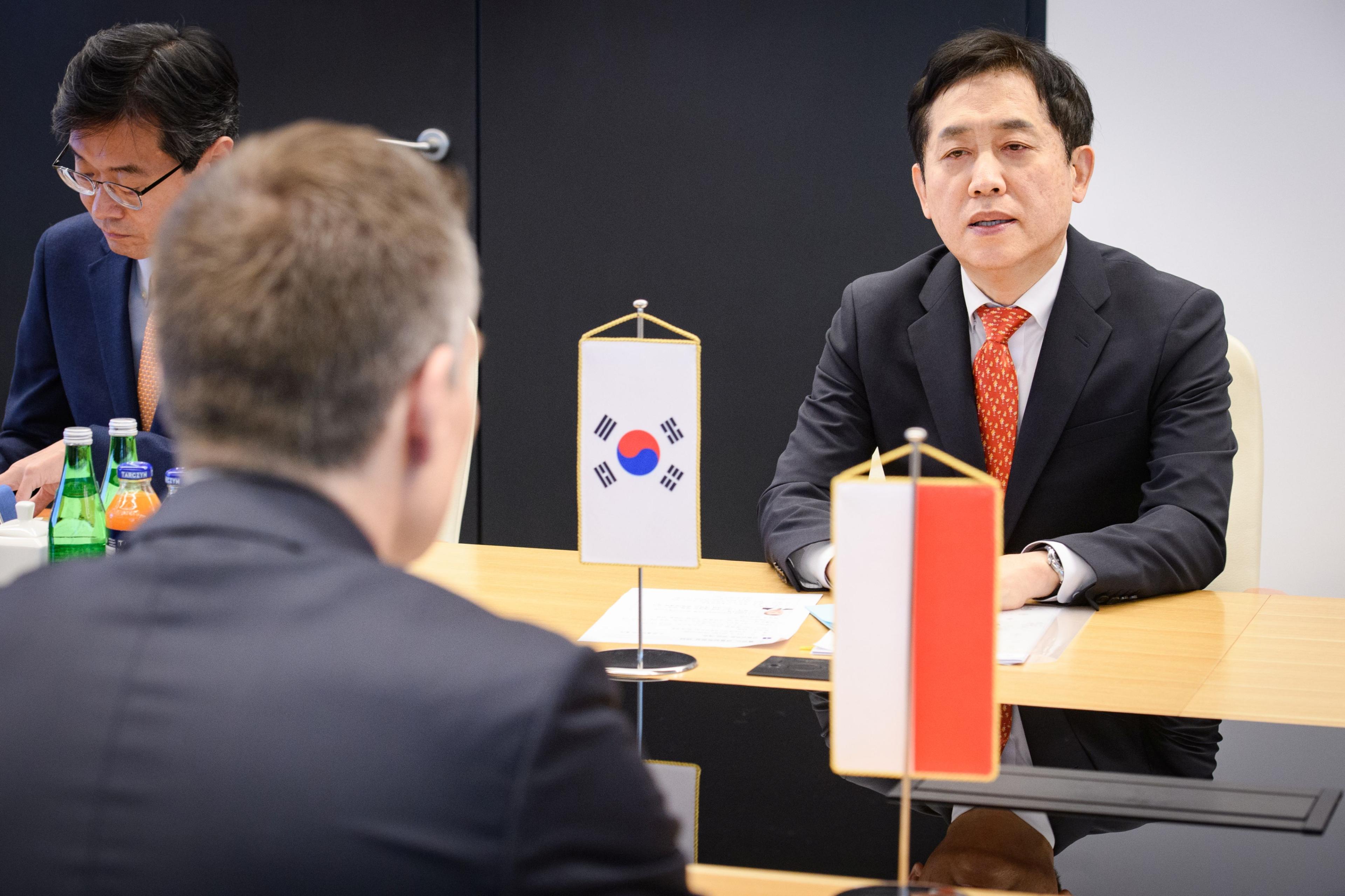 Spotkanie_Przewodniczacego_KNF_z_Przewodniczacym_FSC-Korei.jpg Spotkanie_Przewodniczacego_KNF_z_Przewodniczacym_FSC-Korei.jpg