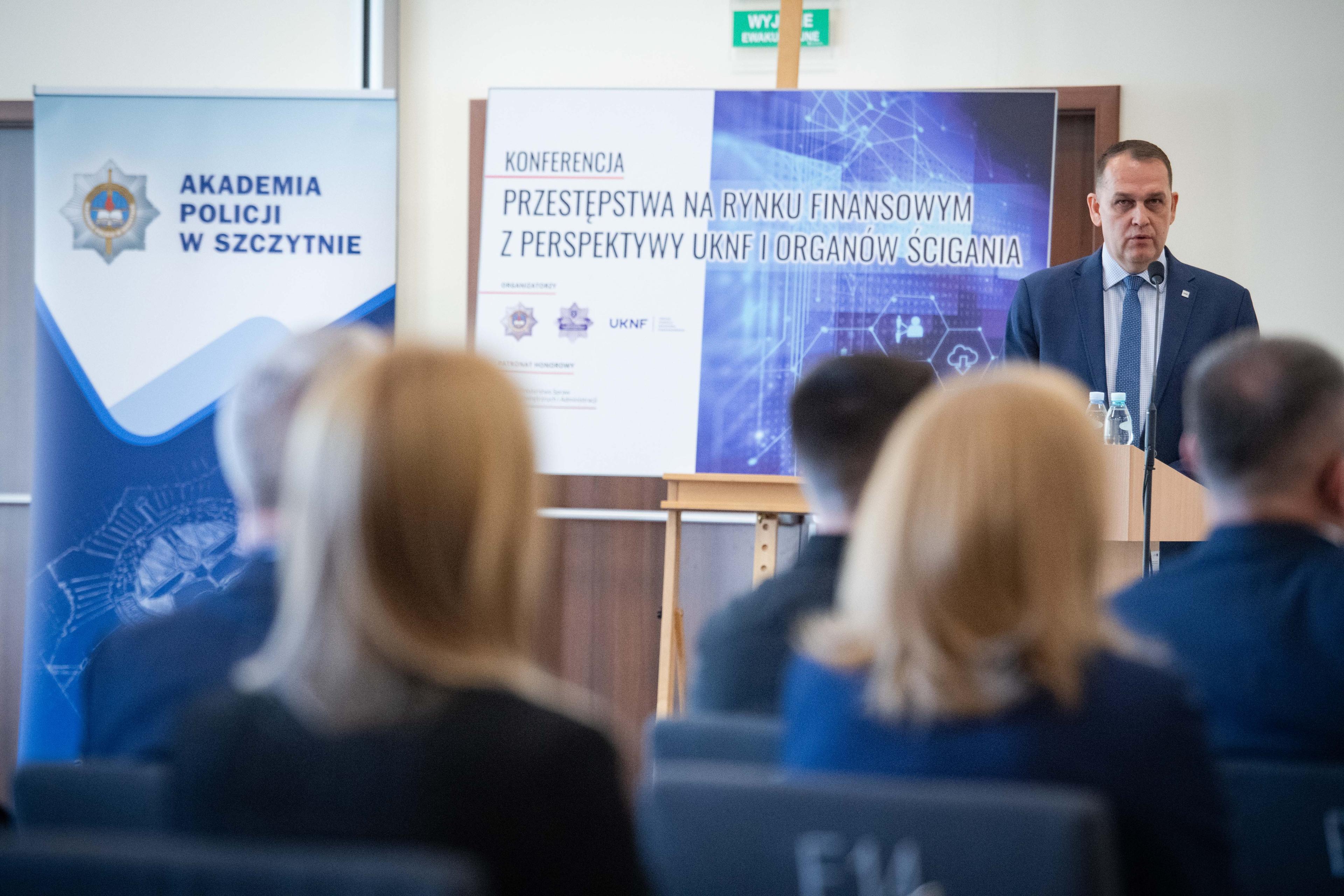 Wspolna_konferencja_UKNF_i_Policji_nt_zwalczania_przestepstw_na rynku_finansowym_Szczytno_2024.jpg