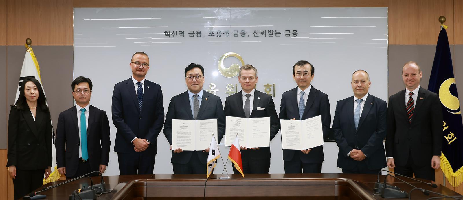 Przewodniczący KNF podpisał porozumienie o współpracy z Przewodniczącym Komisji Usług Finansowych Republiki Korei Przewodniczący KNF podpisał porozumienie o współpracy z Przewodniczącym Komisji Usług Finansowych Republiki Korei