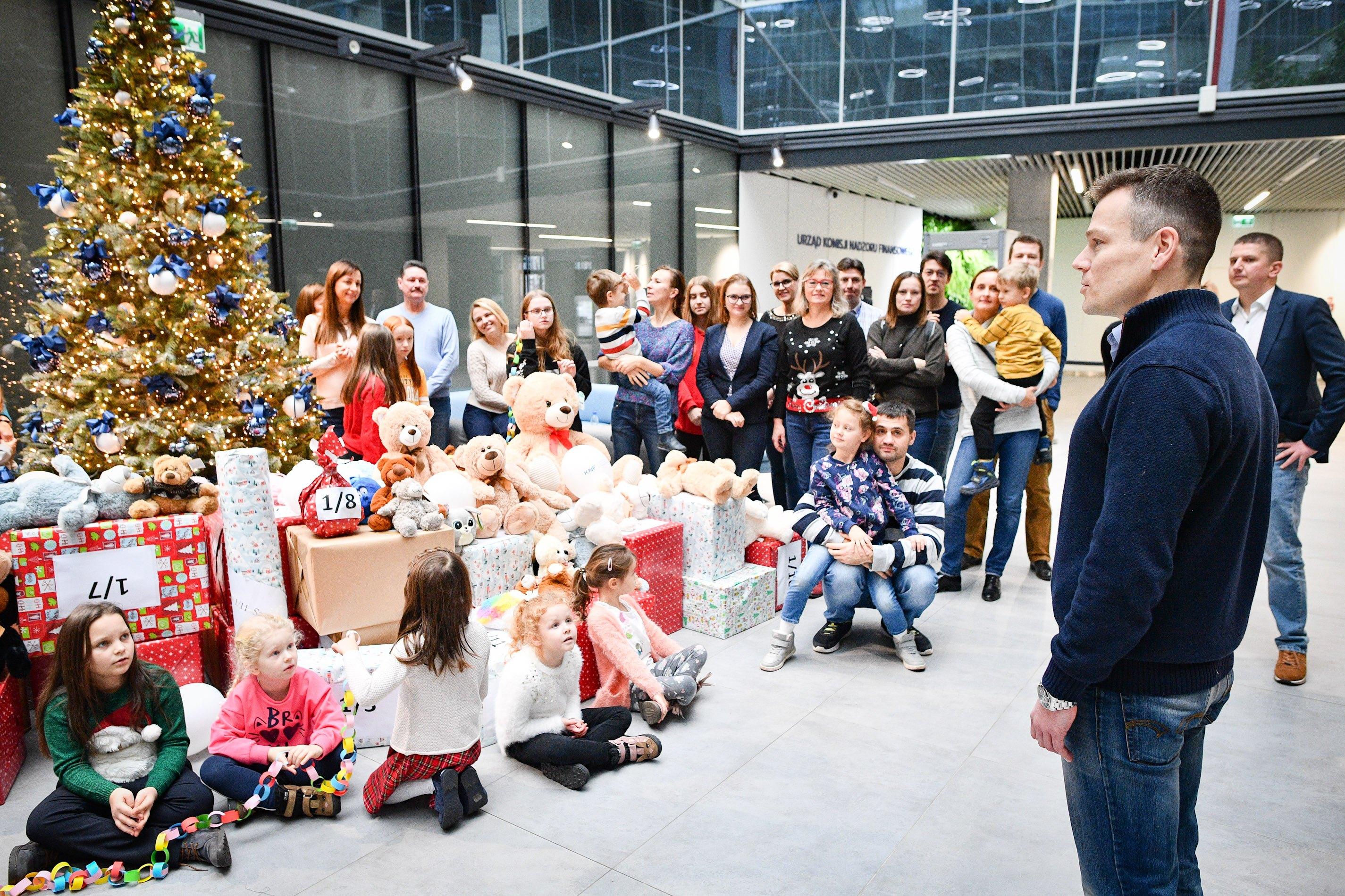 Jacek Jastrzębski, Przewodniczący KNF, w trakcie wielkiego finału akcji „Pakowanie w pomaganie”